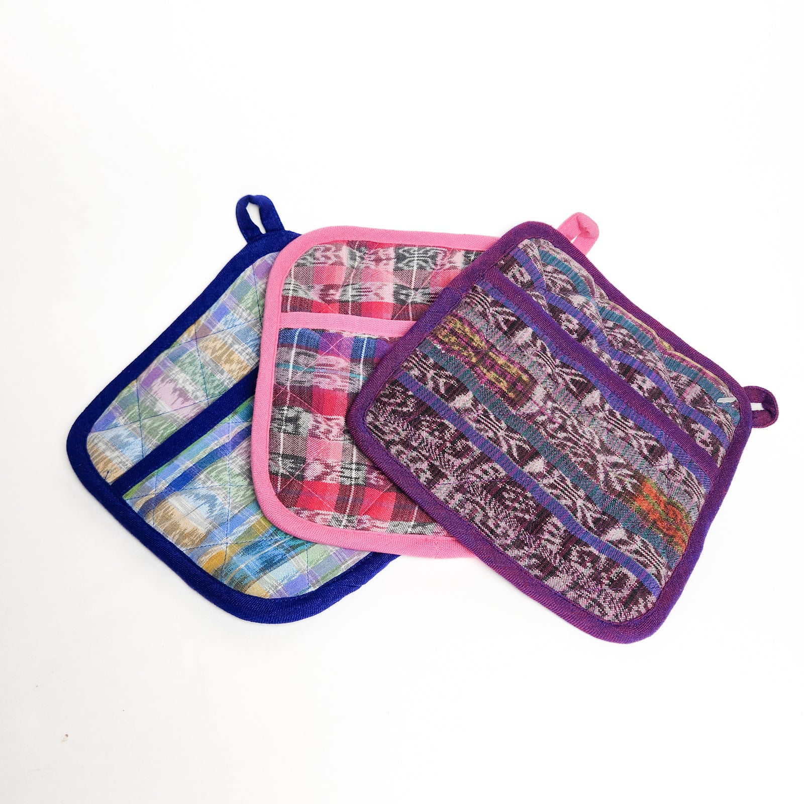 https://upavimcrafts.org/cdn/shop/files/cortepotholders-2_1600x.jpg?v=1703017304